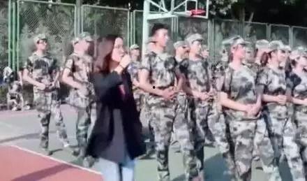 潍坊军训跳舞视频 吃瓜,军训生活新风尚