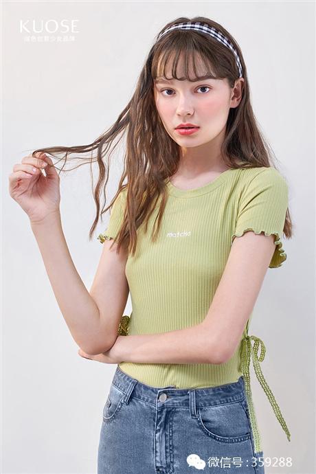 网红单肩包白色气质搭配,演绎简约时尚的搭配艺术