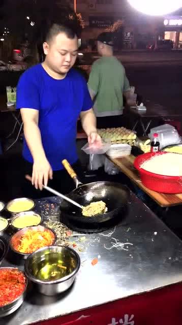 街头网红美女炒粉,美味与颜值的完美融合