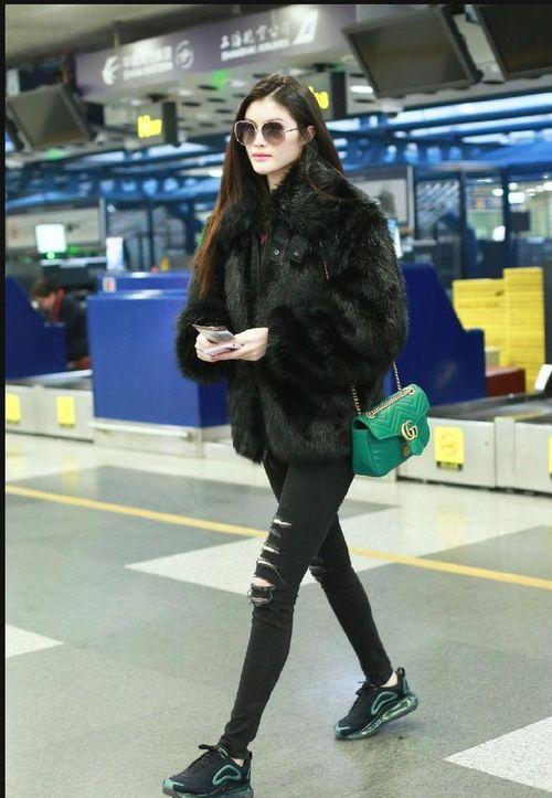 明星打底衫黑色外套,黑色打底衫与外套的完美搭配