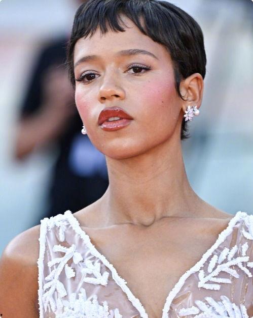 国外丰满的女明星,盘点国外丰满女明星的时尚风采