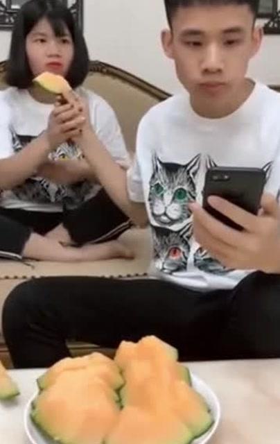 姐姐挨骂弟弟吃瓜,姐姐挨骂，弟弟吃瓜的温馨瞬间